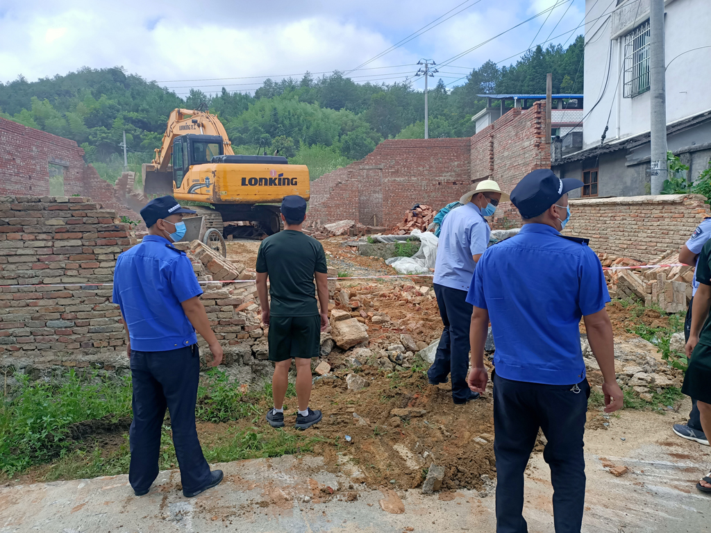新泉镇联合执法拆除违建.jpg