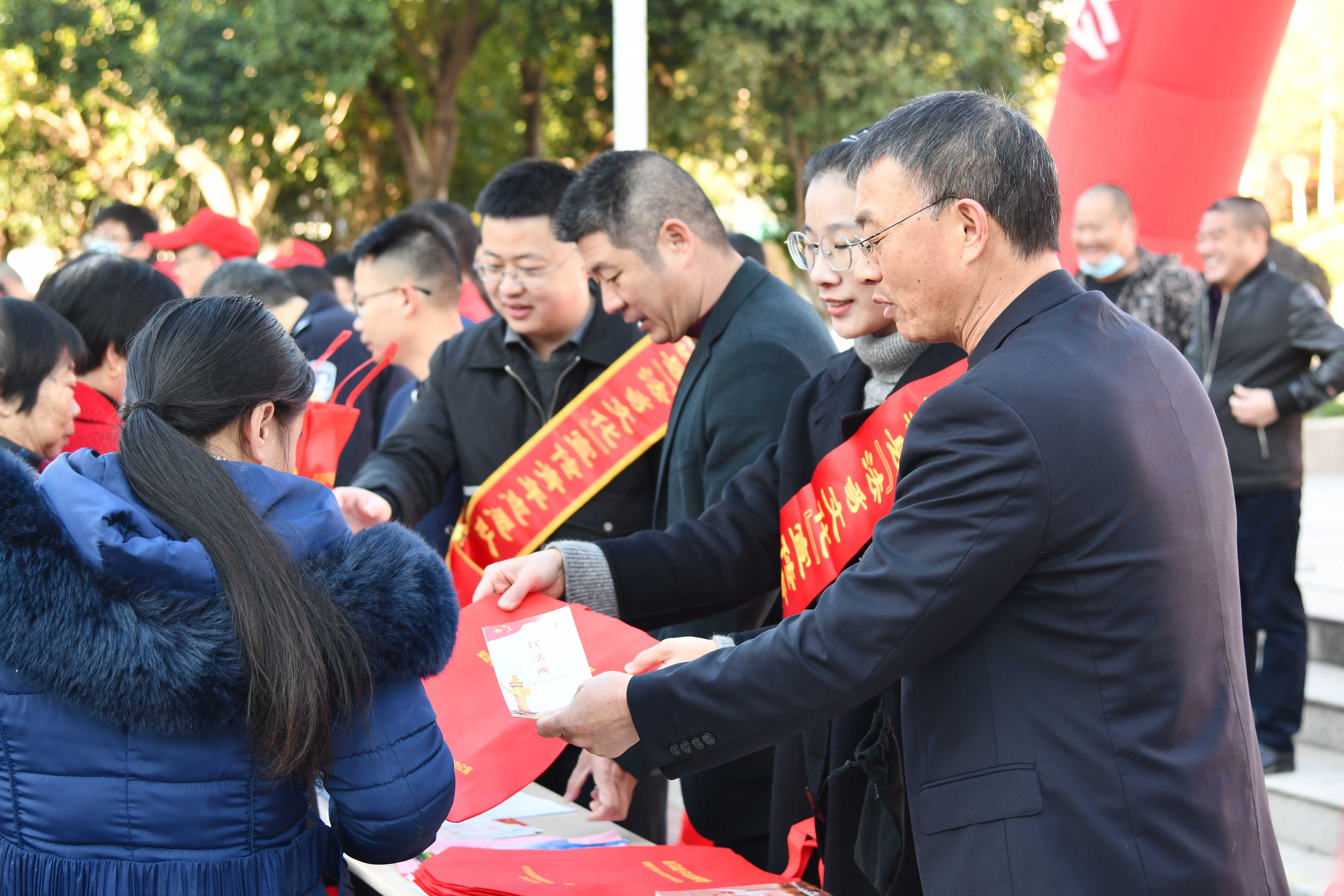 2021年12月3日连城县在街心公园开展宪法宣传周主场宣传活动 (2).jpg