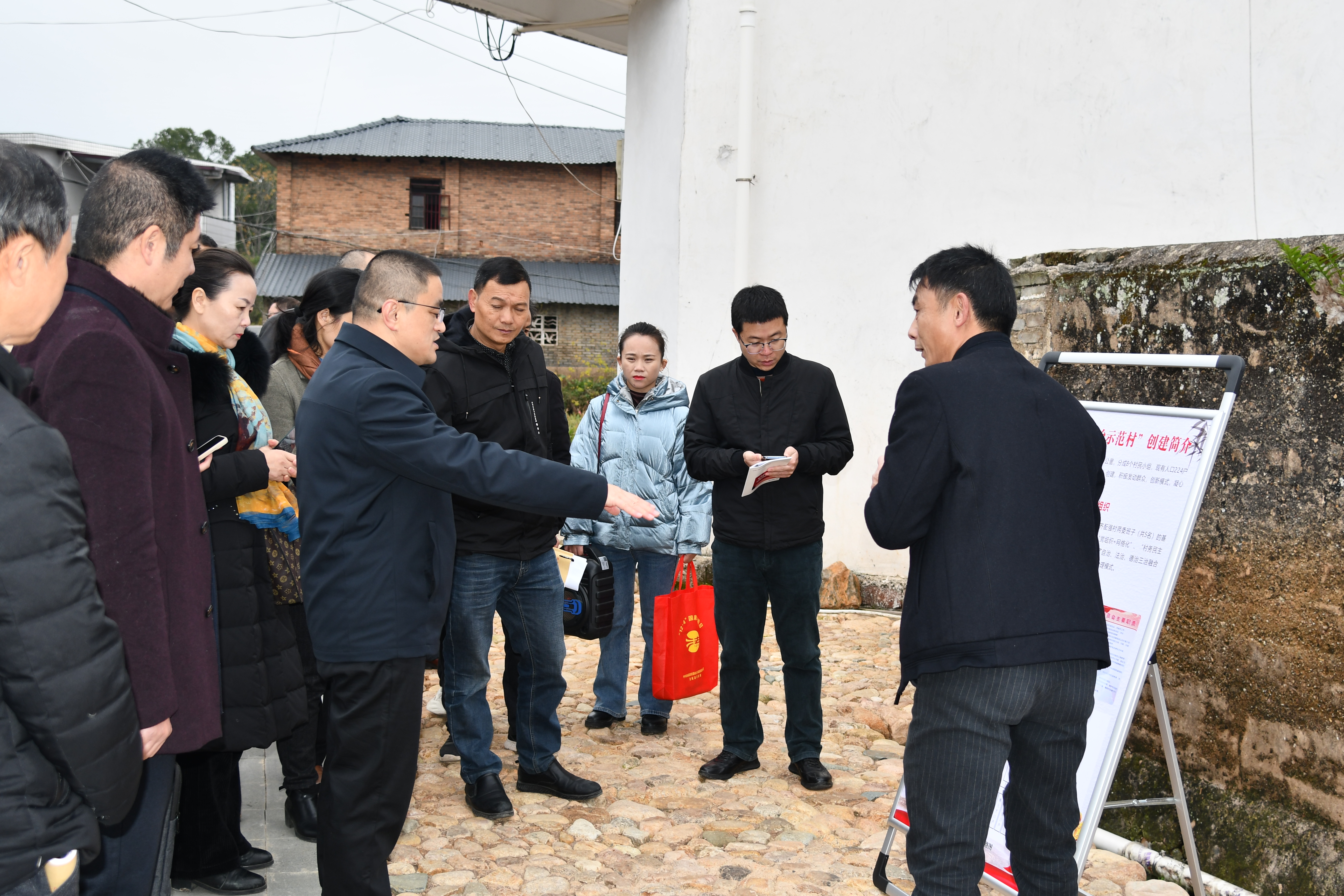 2021年12月31日在莒溪镇召开“民主法治示范村（社区）”创建工作现场推进会 (1).JPG